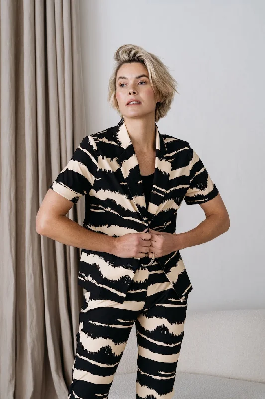 Oversized Women's Printed Blazers in Animal Patterns for a Statement PieceTravel blazer tayrett africa